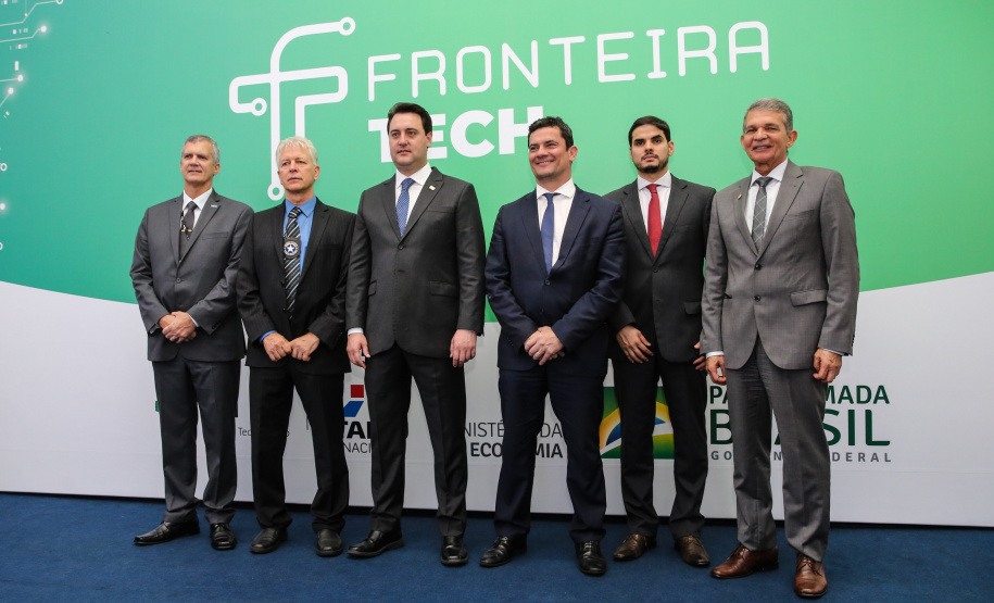 Fronteira Tech O Governador Carlos Massa Ratinho Junior e o ministro da Justiça e Segurança Pública, Sergio Moro, inauguram nesta segunda-feira (16), em Foz do Iguaçu, as operações do Fronteira Tech na Ponte Internacional da Amizade, que liga Foz do Iguaçu/PR à Ciudad del Este/PY. A iniciativa promover o uso de tecnologias digitais com foco na segurança pública. Foz do Iguaçu, 16/12/2019 - Foto: Geraldo Bubniak/AEN
