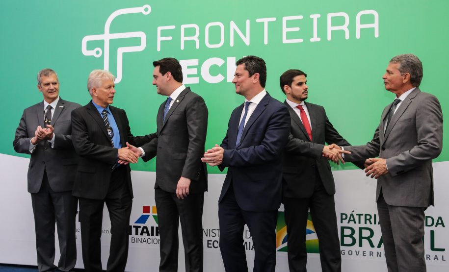 Fronteira Tech O Governador Carlos Massa Ratinho Junior e o ministro da Justiça e Segurança Pública, Sergio Moro, inauguram nesta segunda-feira (16), em Foz do Iguaçu, as operações do Fronteira Tech na Ponte Internacional da Amizade, que liga Foz do Iguaçu/PR à Ciudad del Este/PY. A iniciativa promover o uso de tecnologias digitais com foco na segurança pública. Foz do Iguaçu, 16/12/2019 - Foto: Geraldo Bubniak/AEN