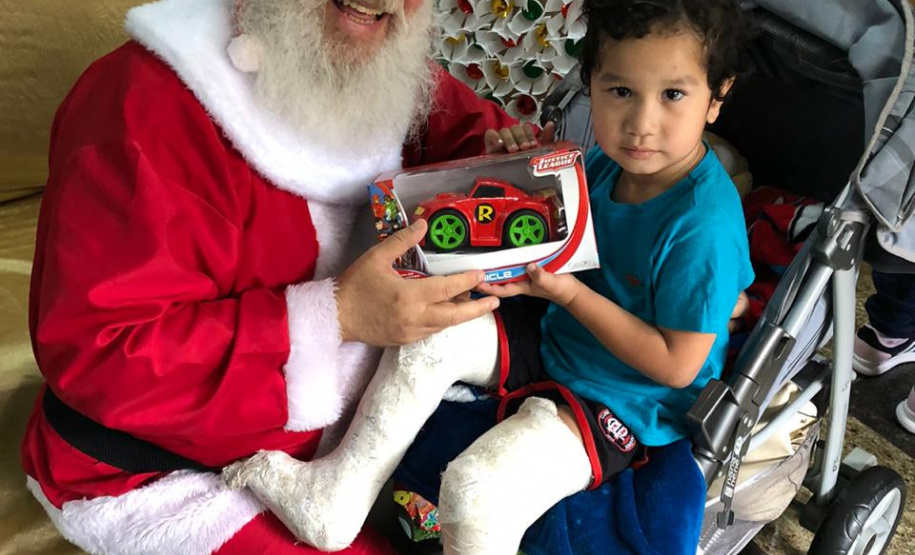 Brinquedos, sorrisos, esperança e, claro, o Papai Noel. Foi assim a segunda-feira (16) de cerca de 400 crianças que passam por tratamento no ambulatório e na pediatria do Hospital do Trabalhador (HT) e também no Centro de Atendimento Integral ao Fissurado Lábio-Palatal (Caif), em Curitiba. Foto: Andressa Oliveira/SESA