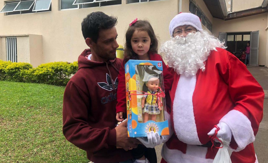Brinquedos, sorrisos, esperança e, claro, o Papai Noel. Foi assim a segunda-feira (16) de cerca de 400 crianças que passam por tratamento no ambulatório e na pediatria do Hospital do Trabalhador (HT) e também no Centro de Atendimento Integral ao Fissurado Lábio-Palatal (Caif), em Curitiba. Foto: Andressa Oliveira/SESA