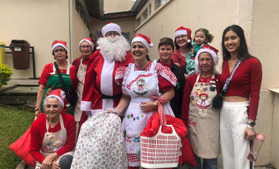 Brinquedos, sorrisos, esperança e, claro, o Papai Noel. Foi assim a segunda-feira (16) de cerca de 400 crianças que passam por tratamento no ambulatório e na pediatria do Hospital do Trabalhador (HT) e também no Centro de Atendimento Integral ao Fissurado Lábio-Palatal (Caif), em Curitiba. Foto: Andressa Oliveira/SESA