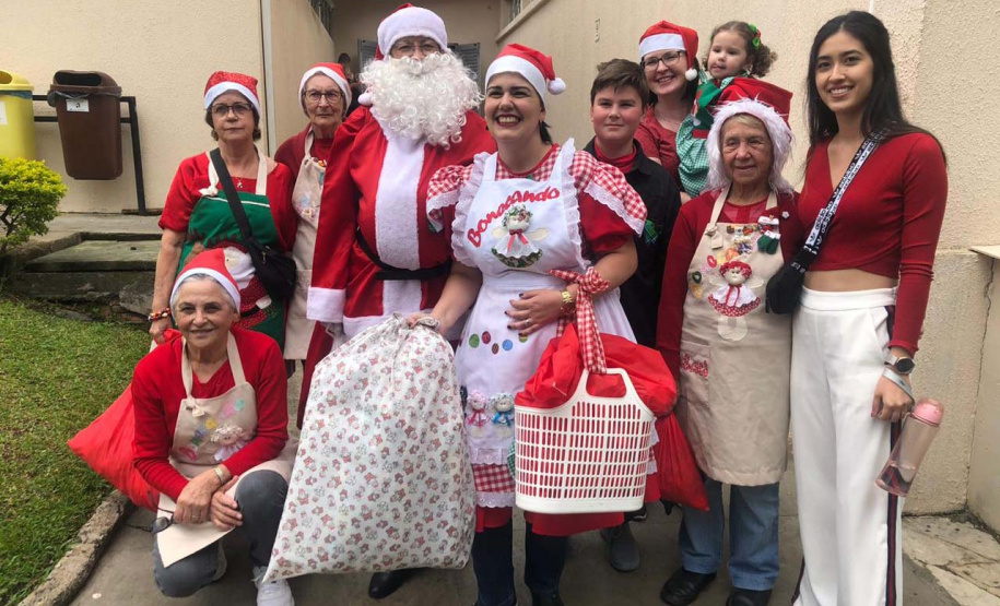 Brinquedos, sorrisos, esperança e, claro, o Papai Noel. Foi assim a segunda-feira (16) de cerca de 400 crianças que passam por tratamento no ambulatório e na pediatria do Hospital do Trabalhador (HT) e também no Centro de Atendimento Integral ao Fissurado Lábio-Palatal (Caif), em Curitiba. Foto: Andressa Oliveira/SESA