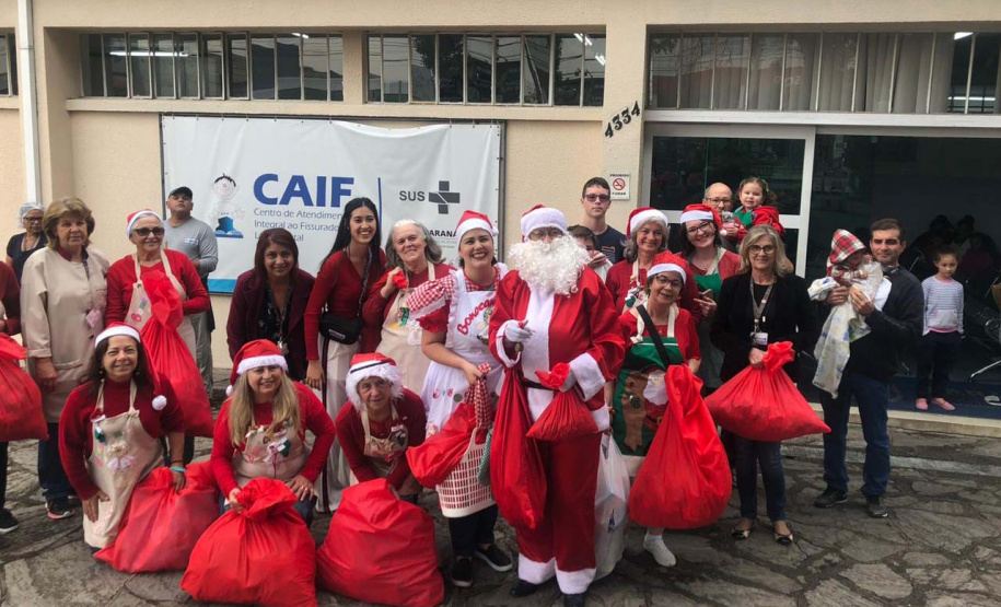 Brinquedos, sorrisos, esperança e, claro, o Papai Noel. Foi assim a segunda-feira (16) de cerca de 400 crianças que passam por tratamento no ambulatório e na pediatria do Hospital do Trabalhador (HT) e também no Centro de Atendimento Integral ao Fissurado Lábio-Palatal (Caif), em Curitiba. Foto: Andressa Oliveira/SESA