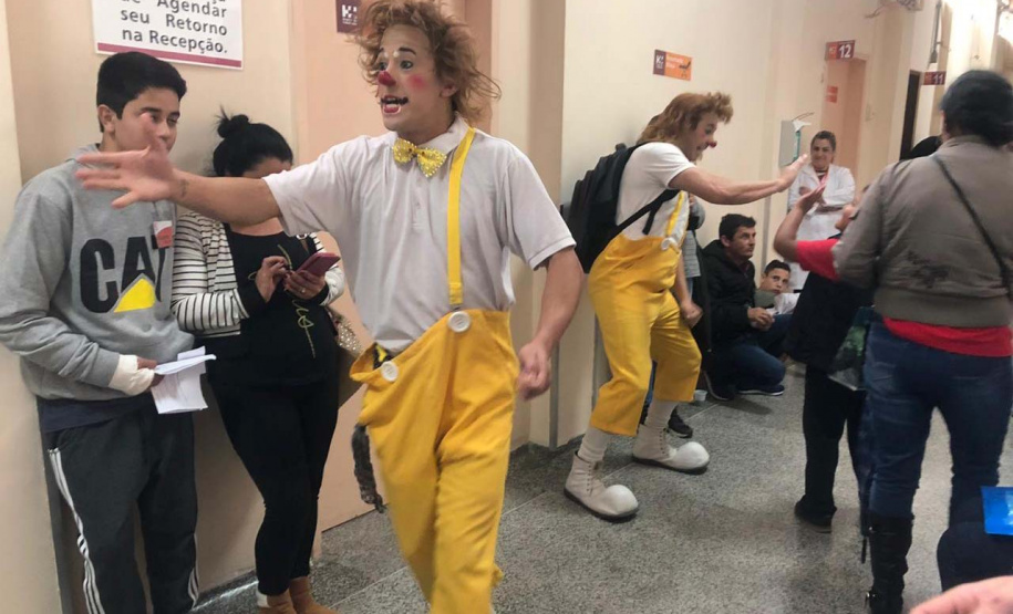 Brinquedos, sorrisos, esperança e, claro, o Papai Noel. Foi assim a segunda-feira (16) de cerca de 400 crianças que passam por tratamento no ambulatório e na pediatria do Hospital do Trabalhador (HT) e também no Centro de Atendimento Integral ao Fissurado Lábio-Palatal (Caif), em Curitiba. Foto: Andressa Oliveira/SESA