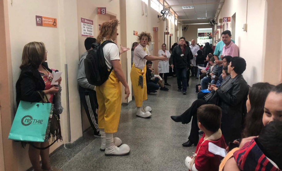 Brinquedos, sorrisos, esperança e, claro, o Papai Noel. Foi assim a segunda-feira (16) de cerca de 400 crianças que passam por tratamento no ambulatório e na pediatria do Hospital do Trabalhador (HT) e também no Centro de Atendimento Integral ao Fissurado Lábio-Palatal (Caif), em Curitiba. Foto: Andressa Oliveira/SESA