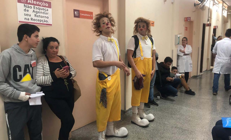 Brinquedos, sorrisos, esperança e, claro, o Papai Noel. Foi assim a segunda-feira (16) de cerca de 400 crianças que passam por tratamento no ambulatório e na pediatria do Hospital do Trabalhador (HT) e também no Centro de Atendimento Integral ao Fissurado Lábio-Palatal (Caif), em Curitiba. Foto: Andressa Oliveira/SESA