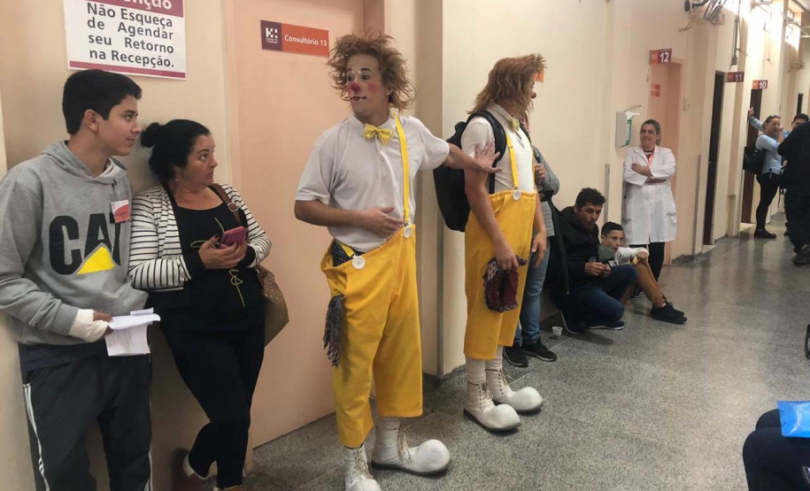 Brinquedos, sorrisos, esperança e, claro, o Papai Noel. Foi assim a segunda-feira (16) de cerca de 400 crianças que passam por tratamento no ambulatório e na pediatria do Hospital do Trabalhador (HT) e também no Centro de Atendimento Integral ao Fissurado Lábio-Palatal (Caif), em Curitiba. Foto: Andressa Oliveira/SESA