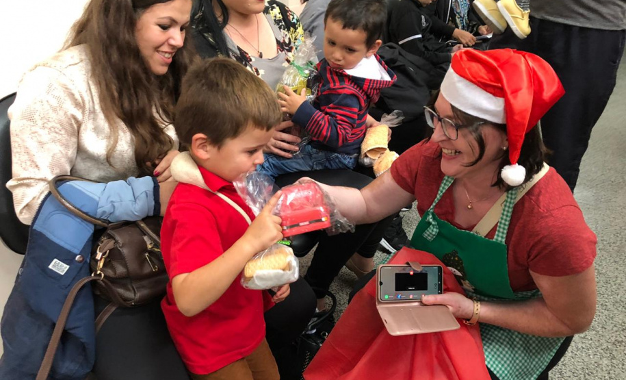 Brinquedos, sorrisos, esperança e, claro, o Papai Noel. Foi assim a segunda-feira (16) de cerca de 400 crianças que passam por tratamento no ambulatório e na pediatria do Hospital do Trabalhador (HT) e também no Centro de Atendimento Integral ao Fissurado Lábio-Palatal (Caif), em Curitiba. Foto: Andressa Oliveira/SESA