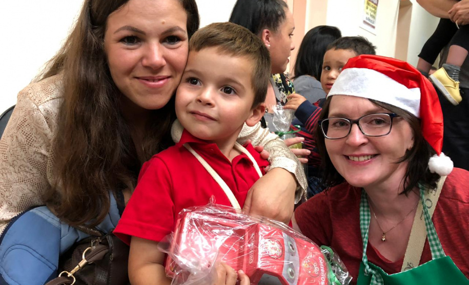 Brinquedos, sorrisos, esperança e, claro, o Papai Noel. Foi assim a segunda-feira (16) de cerca de 400 crianças que passam por tratamento no ambulatório e na pediatria do Hospital do Trabalhador (HT) e também no Centro de Atendimento Integral ao Fissurado Lábio-Palatal (Caif), em Curitiba. Foto: Andressa Oliveira/SESA