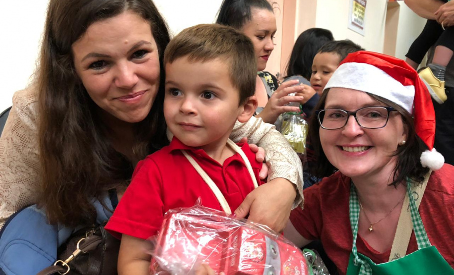 Brinquedos, sorrisos, esperança e, claro, o Papai Noel. Foi assim a segunda-feira (16) de cerca de 400 crianças que passam por tratamento no ambulatório e na pediatria do Hospital do Trabalhador (HT) e também no Centro de Atendimento Integral ao Fissurado Lábio-Palatal (Caif), em Curitiba. Foto: Andressa Oliveira/SESA