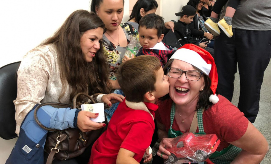 Brinquedos, sorrisos, esperança e, claro, o Papai Noel. Foi assim a segunda-feira (16) de cerca de 400 crianças que passam por tratamento no ambulatório e na pediatria do Hospital do Trabalhador (HT) e também no Centro de Atendimento Integral ao Fissurado Lábio-Palatal (Caif), em Curitiba. Foto: Andressa Oliveira/SESA