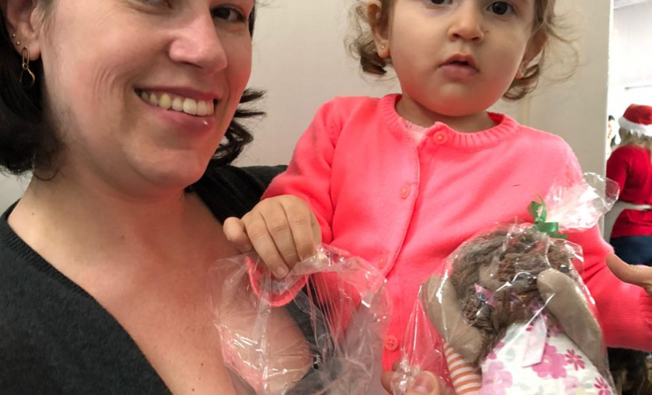 Brinquedos, sorrisos, esperança e, claro, o Papai Noel. Foi assim a segunda-feira (16) de cerca de 400 crianças que passam por tratamento no ambulatório e na pediatria do Hospital do Trabalhador (HT) e também no Centro de Atendimento Integral ao Fissurado Lábio-Palatal (Caif), em Curitiba. Foto: Andressa Oliveira/SESA