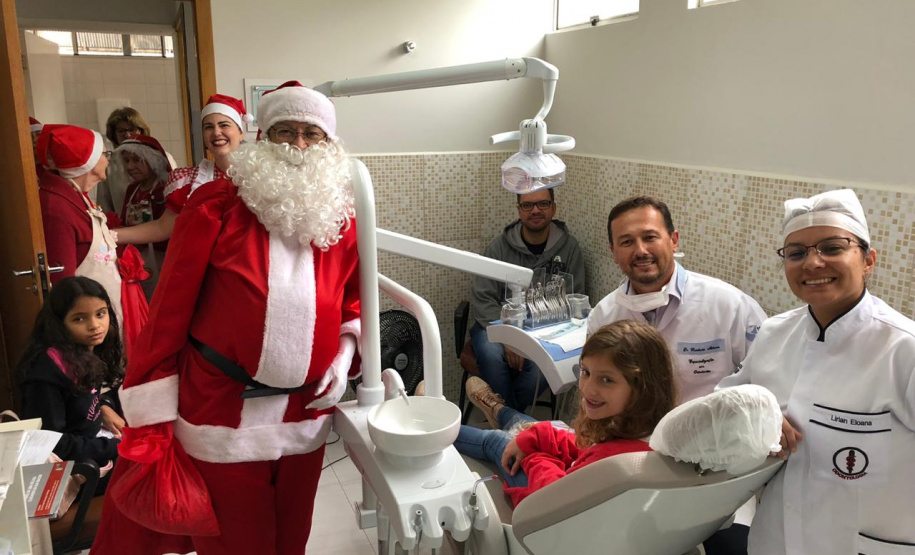 Brinquedos, sorrisos, esperança e, claro, o Papai Noel. Foi assim a segunda-feira (16) de cerca de 400 crianças que passam por tratamento no ambulatório e na pediatria do Hospital do Trabalhador (HT) e também no Centro de Atendimento Integral ao Fissurado Lábio-Palatal (Caif), em Curitiba. Foto: Andressa Oliveira/SESA