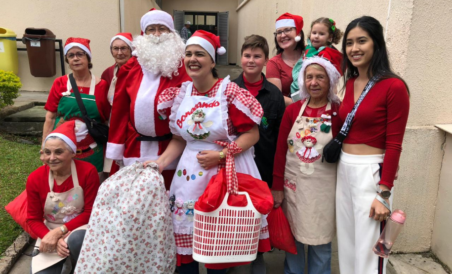 Brinquedos, sorrisos, esperança e, claro, o Papai Noel. Foi assim a segunda-feira (16) de cerca de 400 crianças que passam por tratamento no ambulatório e na pediatria do Hospital do Trabalhador (HT) e também no Centro de Atendimento Integral ao Fissurado Lábio-Palatal (Caif), em Curitiba. Foto: Andressa Oliveira/SESA