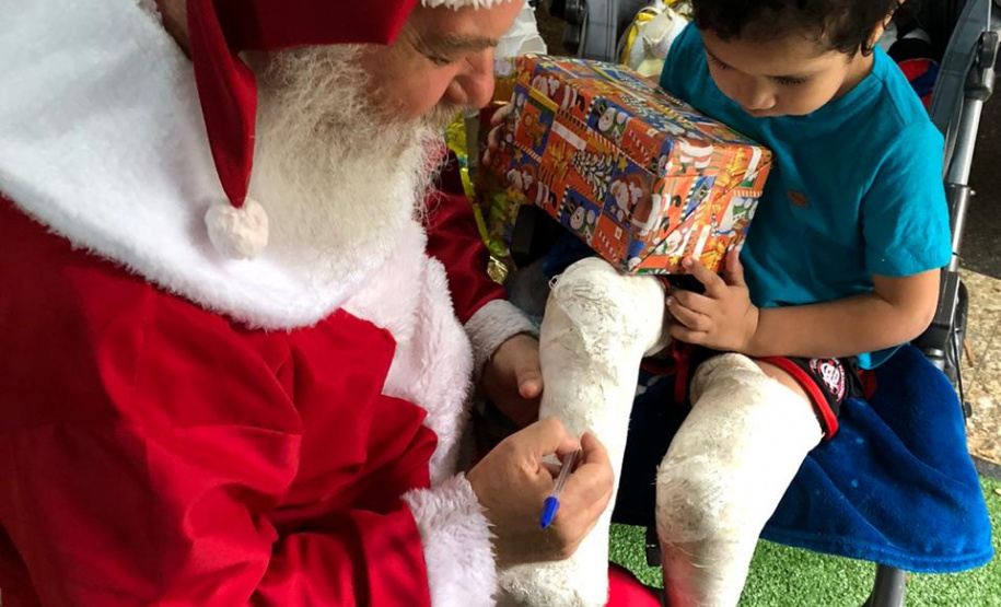 Brinquedos, sorrisos, esperança e, claro, o Papai Noel. Foi assim a segunda-feira (16) de cerca de 400 crianças que passam por tratamento no ambulatório e na pediatria do Hospital do Trabalhador (HT) e também no Centro de Atendimento Integral ao Fissurado Lábio-Palatal (Caif), em Curitiba. Foto: Andressa Oliveira/SESA