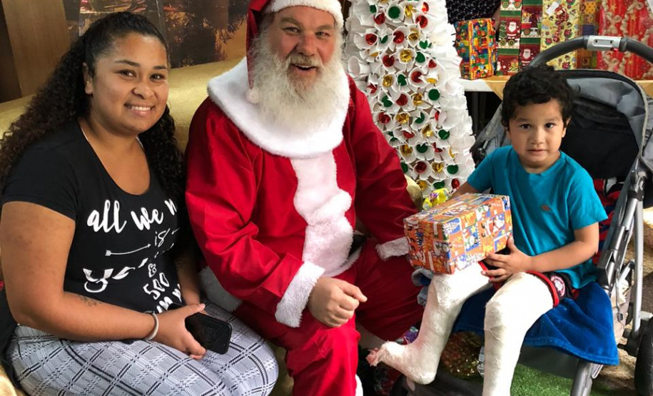 Brinquedos, sorrisos, esperança e, claro, o Papai Noel. Foi assim a segunda-feira (16) de cerca de 400 crianças que passam por tratamento no ambulatório e na pediatria do Hospital do Trabalhador (HT) e também no Centro de Atendimento Integral ao Fissurado Lábio-Palatal (Caif), em Curitiba. Foto: Andressa Oliveira/SESA