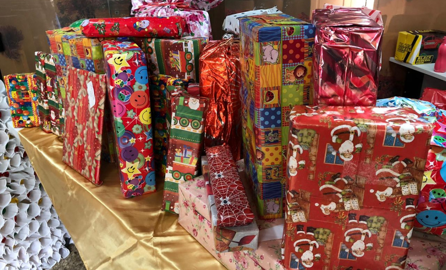 Brinquedos, sorrisos, esperança e, claro, o Papai Noel. Foi assim a segunda-feira (16) de cerca de 400 crianças que passam por tratamento no ambulatório e na pediatria do Hospital do Trabalhador (HT) e também no Centro de Atendimento Integral ao Fissurado Lábio-Palatal (Caif), em Curitiba. Foto: Andressa Oliveira/SESA