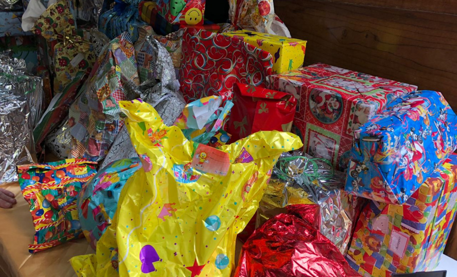 Brinquedos, sorrisos, esperança e, claro, o Papai Noel. Foi assim a segunda-feira (16) de cerca de 400 crianças que passam por tratamento no ambulatório e na pediatria do Hospital do Trabalhador (HT) e também no Centro de Atendimento Integral ao Fissurado Lábio-Palatal (Caif), em Curitiba. Foto: Andressa Oliveira/SESA