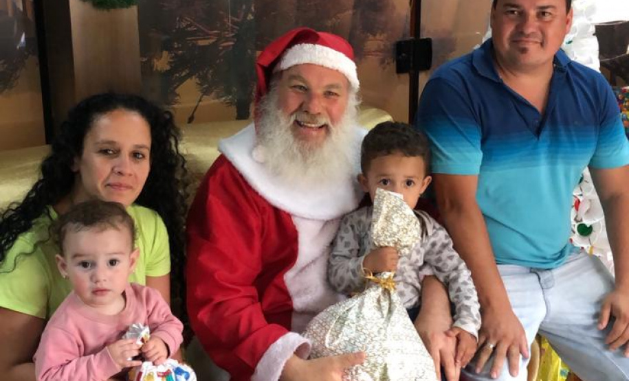 Brinquedos, sorrisos, esperança e, claro, o Papai Noel. Foi assim a segunda-feira (16) de cerca de 400 crianças que passam por tratamento no ambulatório e na pediatria do Hospital do Trabalhador (HT) e também no Centro de Atendimento Integral ao Fissurado Lábio-Palatal (Caif), em Curitiba. Foto: Andressa Oliveira/SESA