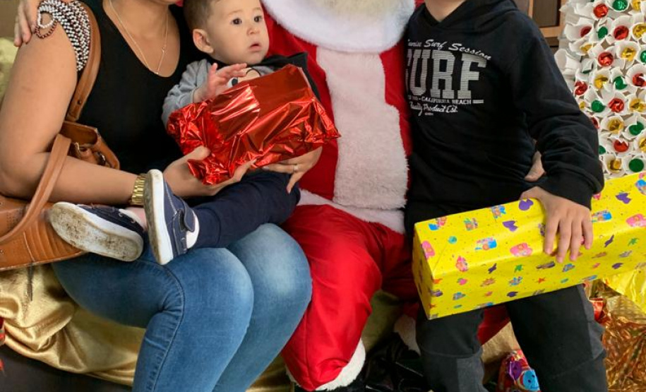 Brinquedos, sorrisos, esperança e, claro, o Papai Noel. Foi assim a segunda-feira (16) de cerca de 400 crianças que passam por tratamento no ambulatório e na pediatria do Hospital do Trabalhador (HT) e também no Centro de Atendimento Integral ao Fissurado Lábio-Palatal (Caif), em Curitiba. Foto: Andressa Oliveira/SESA