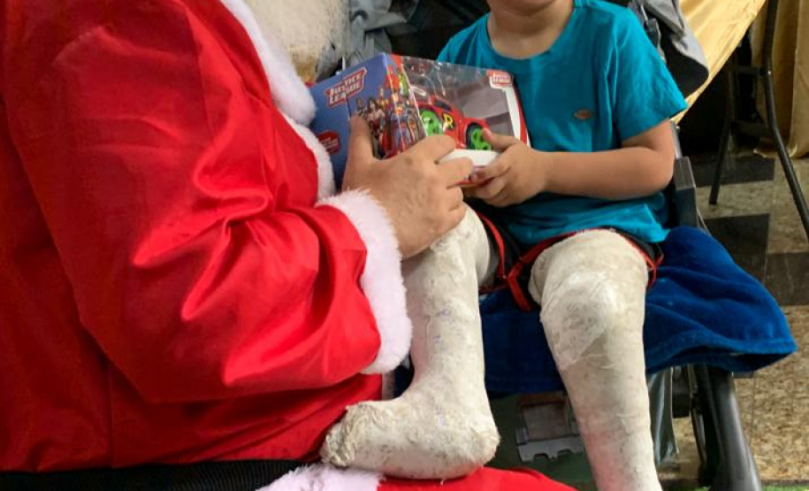 Brinquedos, sorrisos, esperança e, claro, o Papai Noel. Foi assim a segunda-feira (16) de cerca de 400 crianças que passam por tratamento no ambulatório e na pediatria do Hospital do Trabalhador (HT) e também no Centro de Atendimento Integral ao Fissurado Lábio-Palatal (Caif), em Curitiba. Foto: Andressa Oliveira/SESA