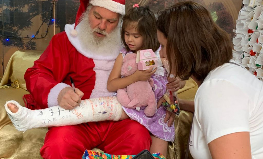 Brinquedos, sorrisos, esperança e, claro, o Papai Noel. Foi assim a segunda-feira (16) de cerca de 400 crianças que passam por tratamento no ambulatório e na pediatria do Hospital do Trabalhador (HT) e também no Centro de Atendimento Integral ao Fissurado Lábio-Palatal (Caif), em Curitiba. Foto: Andressa Oliveira/SESA