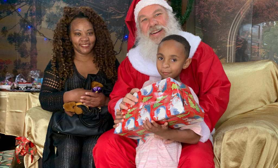Brinquedos, sorrisos, esperança e, claro, o Papai Noel. Foi assim a segunda-feira (16) de cerca de 400 crianças que passam por tratamento no ambulatório e na pediatria do Hospital do Trabalhador (HT) e também no Centro de Atendimento Integral ao Fissurado Lábio-Palatal (Caif), em Curitiba. Foto: Andressa Oliveira/SESA