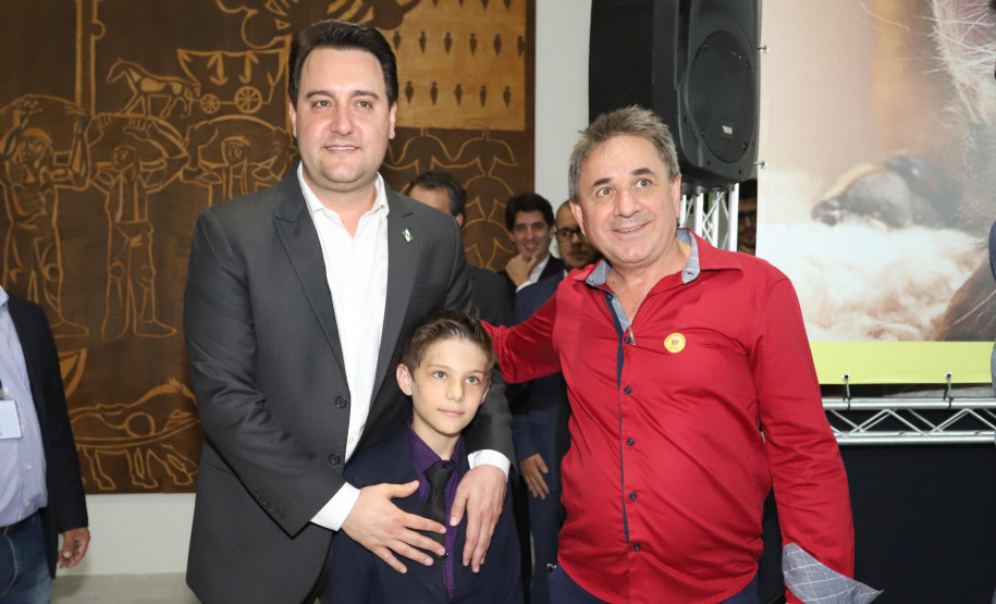 O governador Carlos Massa Ratinho Junior confirmou nesta terça-feira (17), durante evento no Palácio Iguaçu, um grande pacote voltado para o meio ambiente e a sustentabilidade. Foram destinados, entre liberações diretas e convênios, R$ 65 milhões para 149 municípios do Estado. Foto: Arnaldo Alves/AEN