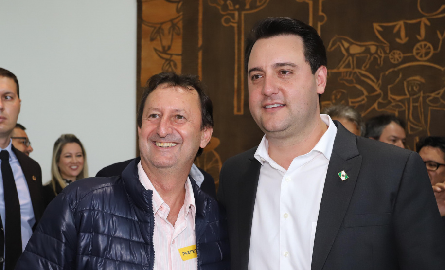O governador Carlos Massa Ratinho Junior confirmou nesta terça-feira (17), durante evento no Palácio Iguaçu, um grande pacote voltado para o meio ambiente e a sustentabilidade. Foram destinados, entre liberações diretas e convênios, R$ 65 milhões para 149 municípios do Estado. Foto: Arnaldo Alves/AEN