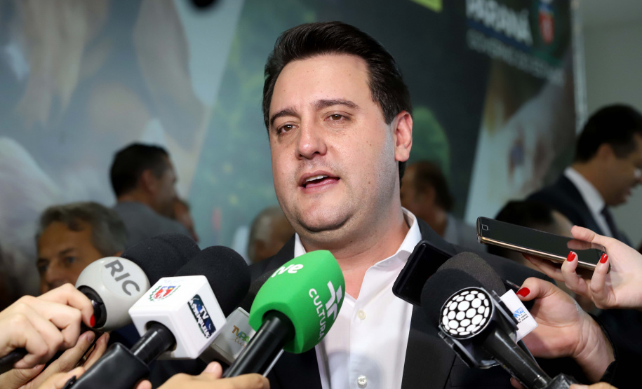 O governador Carlos Massa Ratinho Junior confirmou nesta terça-feira (17), durante evento no Palácio Iguaçu, um grande pacote voltado para o meio ambiente e a sustentabilidade. Foram destinados, entre liberações diretas e convênios, R$ 65 milhões para 149 municípios do Estado. Foto: Arnaldo Alves/AEN