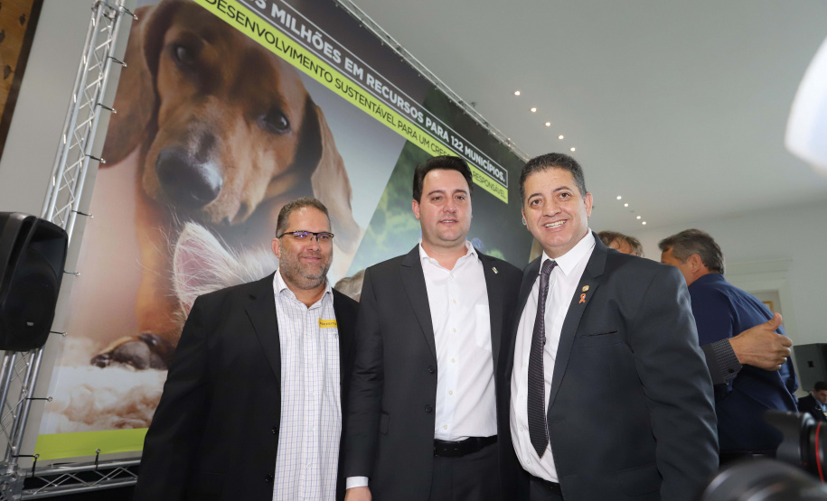 O governador Carlos Massa Ratinho Junior confirmou nesta terça-feira (17), durante evento no Palácio Iguaçu, um grande pacote voltado para o meio ambiente e a sustentabilidade. Foram destinados, entre liberações diretas e convênios, R$ 65 milhões para 149 municípios do Estado. Foto: Arnaldo Alves/AEN