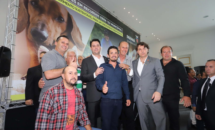 O governador Carlos Massa Ratinho Junior confirmou nesta terça-feira (17), durante evento no Palácio Iguaçu, um grande pacote voltado para o meio ambiente e a sustentabilidade. Foram destinados, entre liberações diretas e convênios, R$ 65 milhões para 149 municípios do Estado. Foto: Arnaldo Alves/AEN