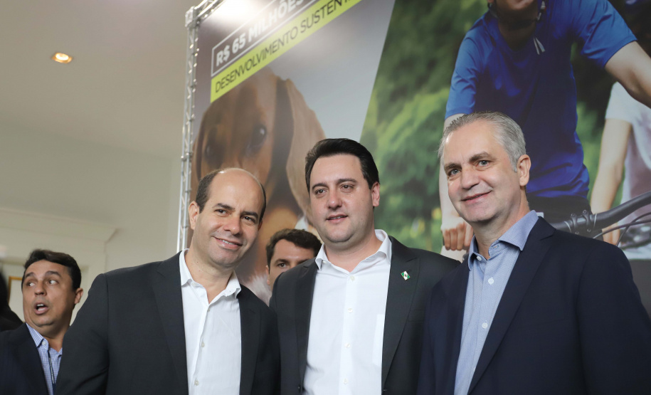 O governador Carlos Massa Ratinho Junior confirmou nesta terça-feira (17), durante evento no Palácio Iguaçu, um grande pacote voltado para o meio ambiente e a sustentabilidade. Foram destinados, entre liberações diretas e convênios, R$ 65 milhões para 149 municípios do Estado. Foto: Arnaldo Alves/AEN