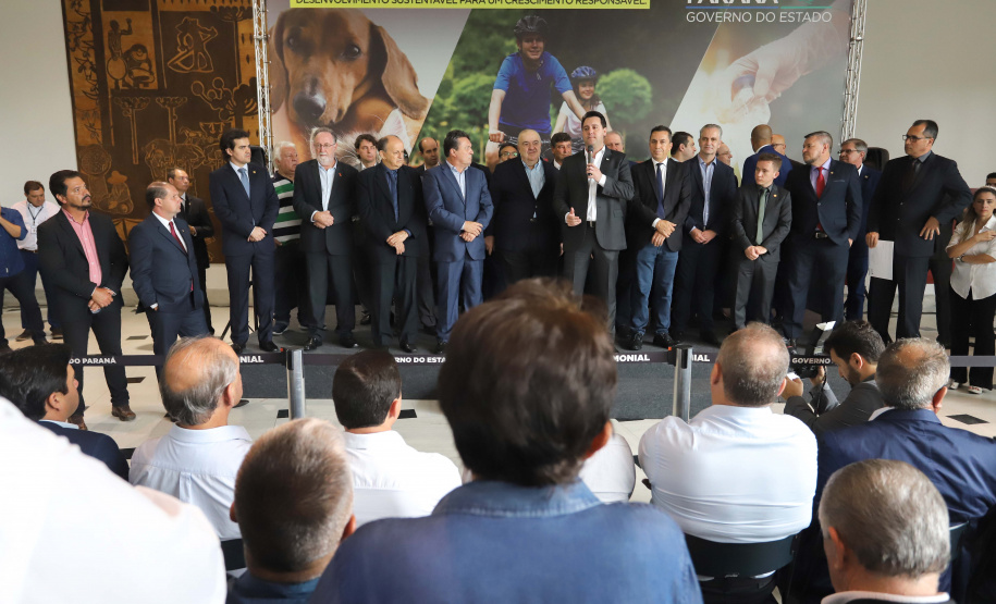 O governador Carlos Massa Ratinho Junior confirmou nesta terça-feira (17), durante evento no Palácio Iguaçu, um grande pacote voltado para o meio ambiente e a sustentabilidade. Foram destinados, entre liberações diretas e convênios, R$ 65 milhões para 149 municípios do Estado. Foto: Arnaldo Alves/AEN