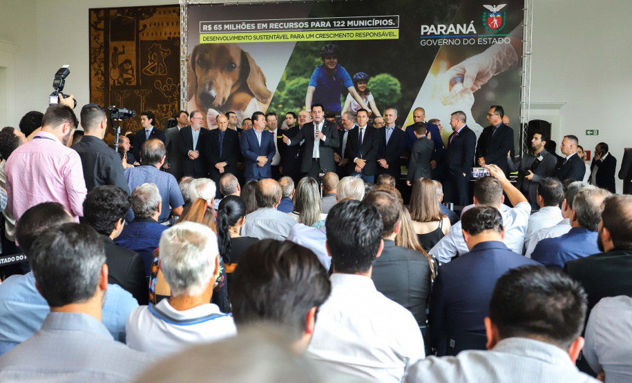 O governador Carlos Massa Ratinho Junior confirmou nesta terça-feira (17), durante evento no Palácio Iguaçu, um grande pacote voltado para o meio ambiente e a sustentabilidade. Foram destinados, entre liberações diretas e convênios, R$ 65 milhões para 149 municípios do Estado. Foto: Arnaldo Alves/AEN