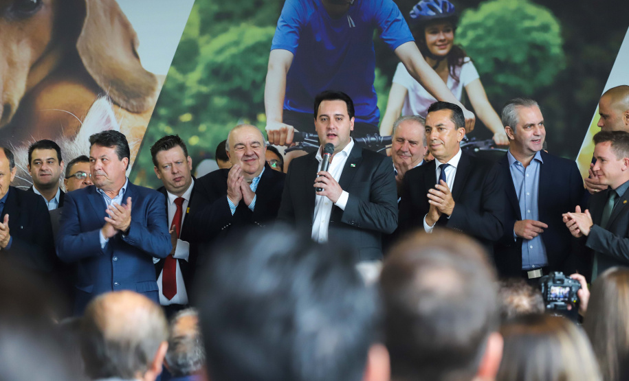 O governador Carlos Massa Ratinho Junior confirmou nesta terça-feira (17), durante evento no Palácio Iguaçu, um grande pacote voltado para o meio ambiente e a sustentabilidade. Foram destinados, entre liberações diretas e convênios, R$ 65 milhões para 149 municípios do Estado. Foto: Arnaldo Alves/AEN