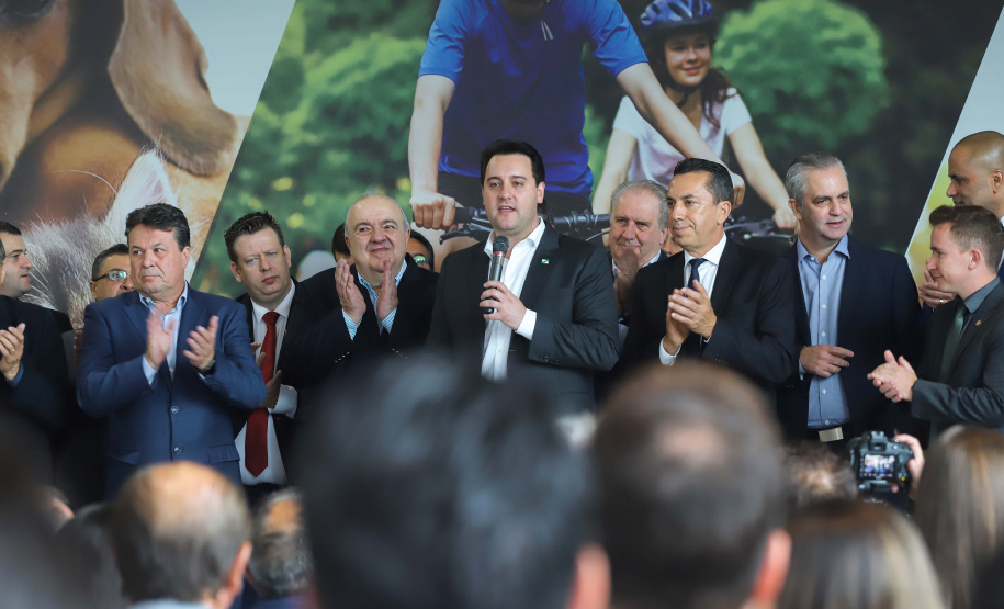 O governador Carlos Massa Ratinho Junior confirmou nesta terça-feira (17), durante evento no Palácio Iguaçu, um grande pacote voltado para o meio ambiente e a sustentabilidade. Foram destinados, entre liberações diretas e convênios, R$ 65 milhões para 149 municípios do Estado. Foto: Arnaldo Alves/AEN