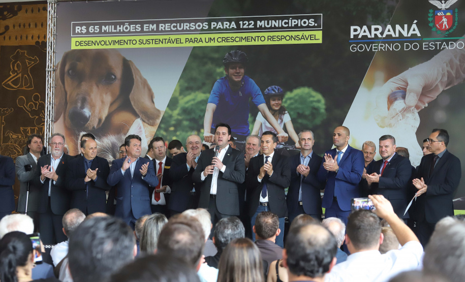 O governador Carlos Massa Ratinho Junior confirmou nesta terça-feira (17), durante evento no Palácio Iguaçu, um grande pacote voltado para o meio ambiente e a sustentabilidade. Foram destinados, entre liberações diretas e convênios, R$ 65 milhões para 149 municípios do Estado. Foto: Arnaldo Alves/AEN