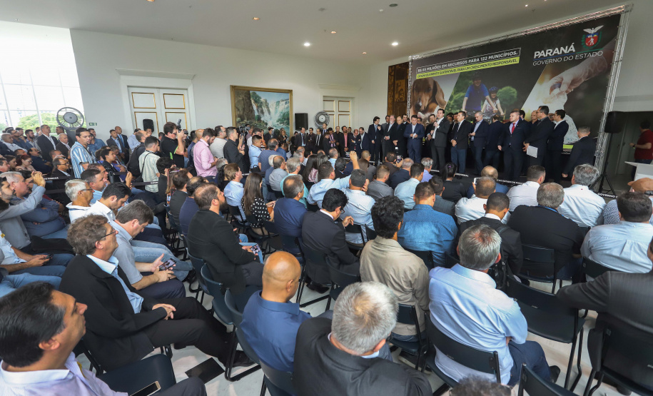 O governador Carlos Massa Ratinho Junior confirmou nesta terça-feira (17), durante evento no Palácio Iguaçu, um grande pacote voltado para o meio ambiente e a sustentabilidade. Foram destinados, entre liberações diretas e convênios, R$ 65 milhões para 149 municípios do Estado. Foto: Arnaldo Alves/AEN