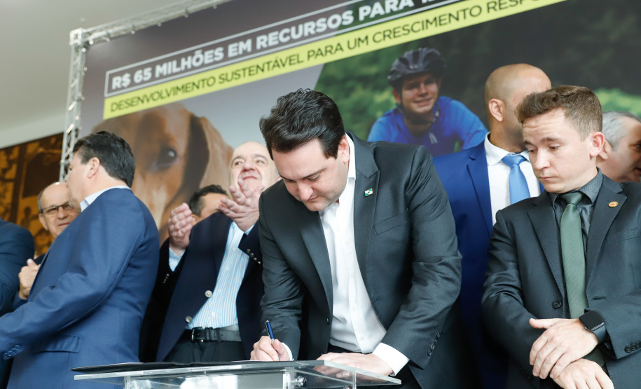 O governador Carlos Massa Ratinho Junior confirmou nesta terça-feira (17), durante evento no Palácio Iguaçu, um grande pacote voltado para o meio ambiente e a sustentabilidade. Foram destinados, entre liberações diretas e convênios, R$ 65 milhões para 149 municípios do Estado.
