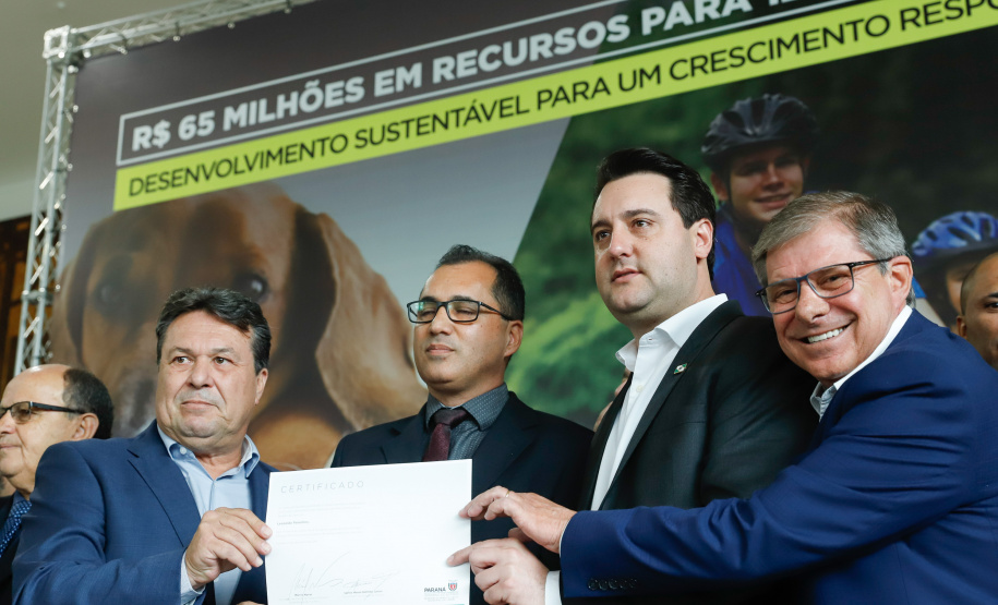O governador Carlos Massa Ratinho Junior confirmou nesta terça-feira (17), durante evento no Palácio Iguaçu, um grande pacote voltado para o meio ambiente e a sustentabilidade. Foram destinados, entre liberações diretas e convênios, R$ 65 milhões para 149 municípios do Estado.