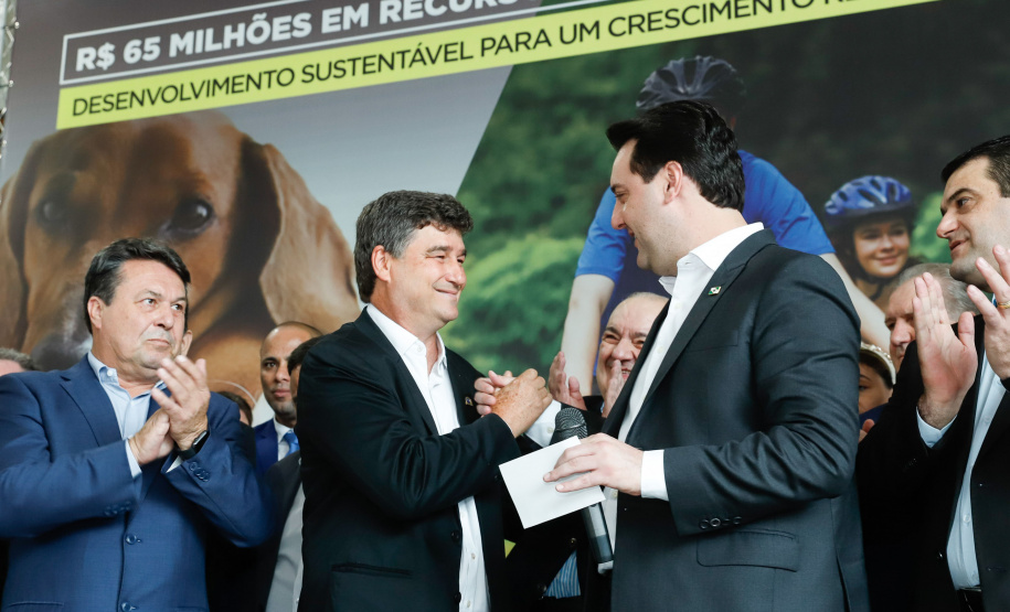 O governador Carlos Massa Ratinho Junior confirmou nesta terça-feira (17), durante evento no Palácio Iguaçu, um grande pacote voltado para o meio ambiente e a sustentabilidade. Foram destinados, entre liberações diretas e convênios, R$ 65 milhões para 149 municípios do Estado.