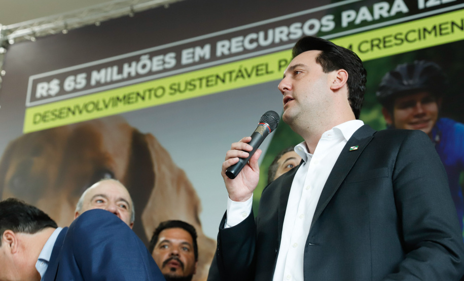 O governador Carlos Massa Ratinho Junior confirmou nesta terça-feira (17), durante evento no Palácio Iguaçu, um grande pacote voltado para o meio ambiente e a sustentabilidade. Foram destinados, entre liberações diretas e convênios, R$ 65 milhões para 149 municípios do Estado.