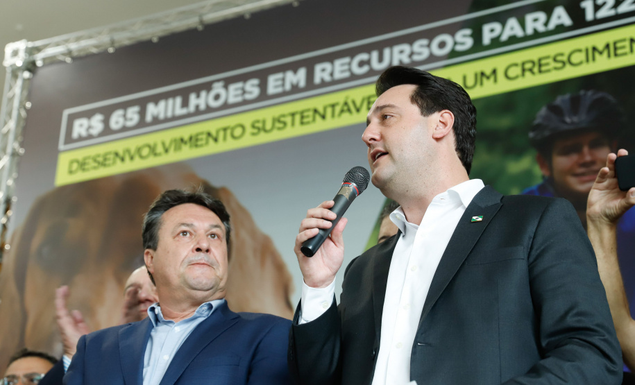 O governador Carlos Massa Ratinho Junior confirmou nesta terça-feira (17), durante evento no Palácio Iguaçu, um grande pacote voltado para o meio ambiente e a sustentabilidade. Foram destinados, entre liberações diretas e convênios, R$ 65 milhões para 149 municípios do Estado.