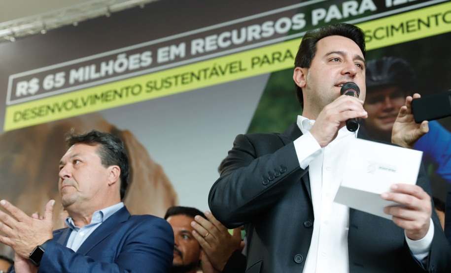 O governador Carlos Massa Ratinho Junior confirmou nesta terça-feira (17), durante evento no Palácio Iguaçu, um grande pacote voltado para o meio ambiente e a sustentabilidade. Foram destinados, entre liberações diretas e convênios, R$ 65 milhões para 149 municípios do Estado.