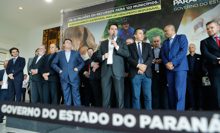 O governador Carlos Massa Ratinho Junior confirmou nesta terça-feira (17), durante evento no Palácio Iguaçu, um grande pacote voltado para o meio ambiente e a sustentabilidade. Foram destinados, entre liberações diretas e convênios, R$ 65 milhões para 149 municípios do Estado.