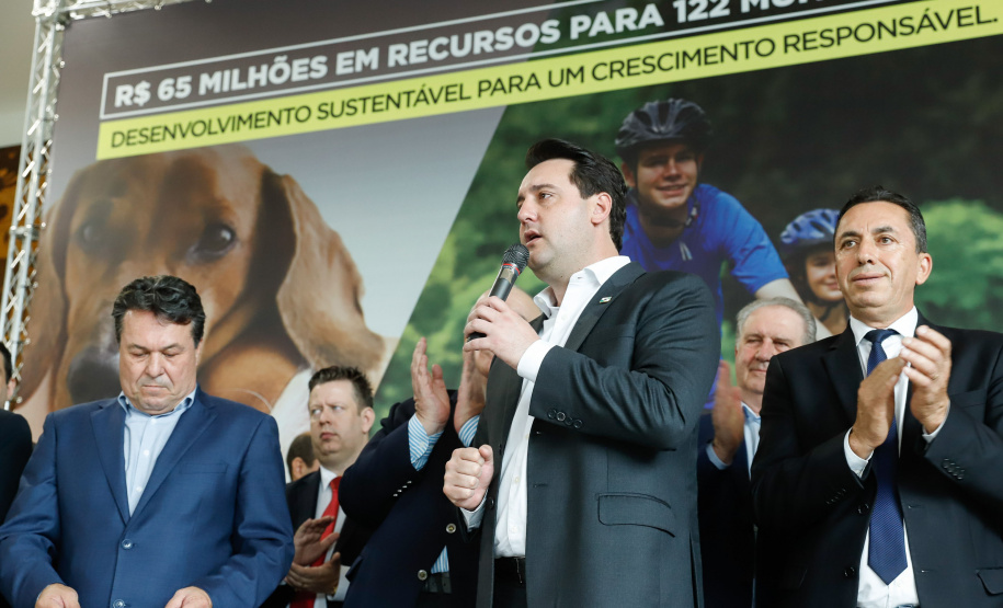 O governador Carlos Massa Ratinho Junior confirmou nesta terça-feira (17), durante evento no Palácio Iguaçu, um grande pacote voltado para o meio ambiente e a sustentabilidade. Foram destinados, entre liberações diretas e convênios, R$ 65 milhões para 149 municípios do Estado.