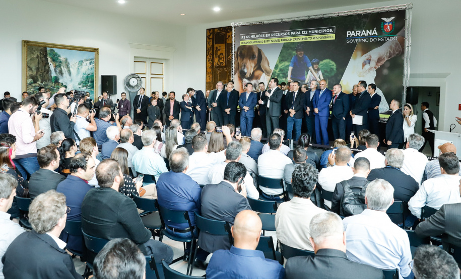 O governador Carlos Massa Ratinho Junior confirmou nesta terça-feira (17), durante evento no Palácio Iguaçu, um grande pacote voltado para o meio ambiente e a sustentabilidade. Foram destinados, entre liberações diretas e convênios, R$ 65 milhões para 149 municípios do Estado.