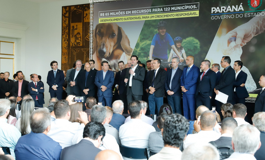 O governador Carlos Massa Ratinho Junior confirmou nesta terça-feira (17), durante evento no Palácio Iguaçu, um grande pacote voltado para o meio ambiente e a sustentabilidade. Foram destinados, entre liberações diretas e convênios, R$ 65 milhões para 149 municípios do Estado.