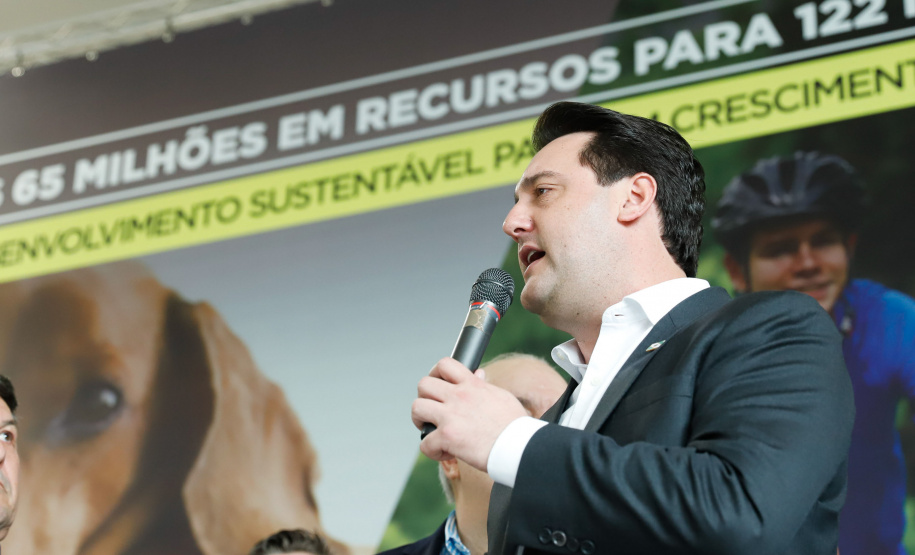 O governador Carlos Massa Ratinho Junior confirmou nesta terça-feira (17), durante evento no Palácio Iguaçu, um grande pacote voltado para o meio ambiente e a sustentabilidade. Foram destinados, entre liberações diretas e convênios, R$ 65 milhões para 149 municípios do Estado.